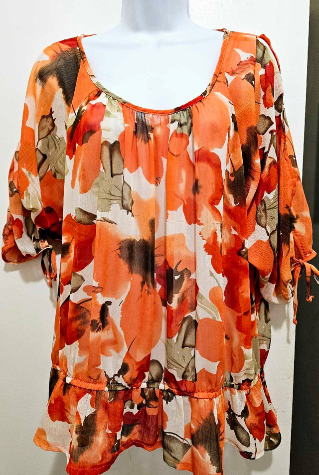 Women's (XL) Florel Chiffon/Sheer Scoop Blouse dans Femmes - Hauts et vêtements d'extérieur  à Peterborough