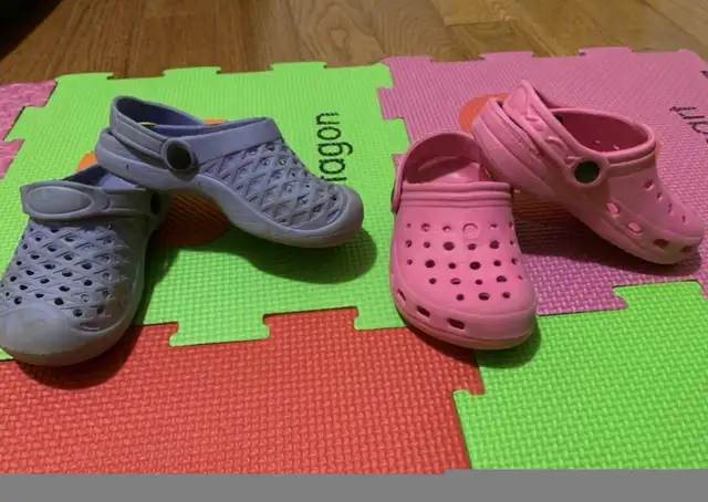 5 pairs of girls shoes (4 size 7s, 1 size 8) in Kids & Youth in City of Toronto - Image 4