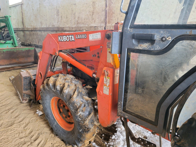 Tracteur Kubota 36 forces, chargeur, 4 roues motrices. Peu d'h. dans Équipement agricole  à Victoriaville - Image 3