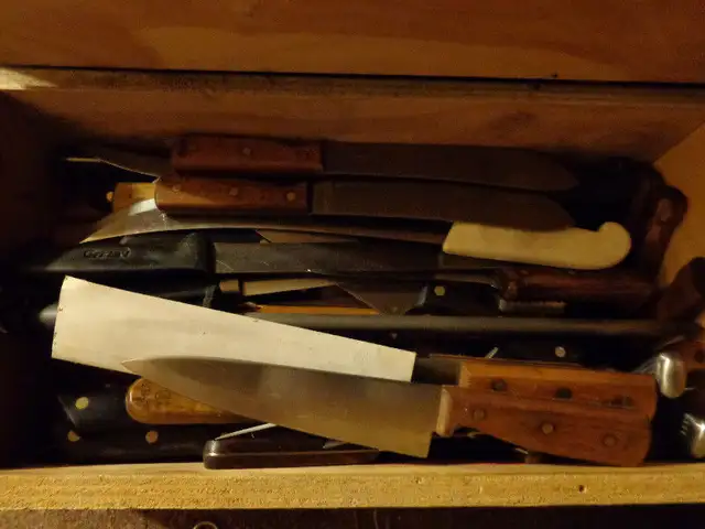 cast iron pans, kitchen knives , pepper mills and more in Kitchen & Dining Wares in Oshawa / Durham Region - Image 11