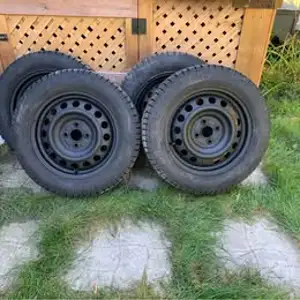 4 pneus Pirelli d'hiver neuf (un hiver presque pas sorti) sur jantes en acier d'origine 175/65 R15 8...