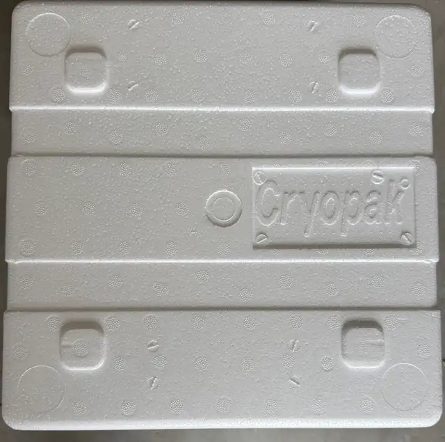 Cryopak Styrofoam Cooler with 4 Gel Ice-Packs dans Outils d'extérieur et entreposage dans Woodstock - Image 2