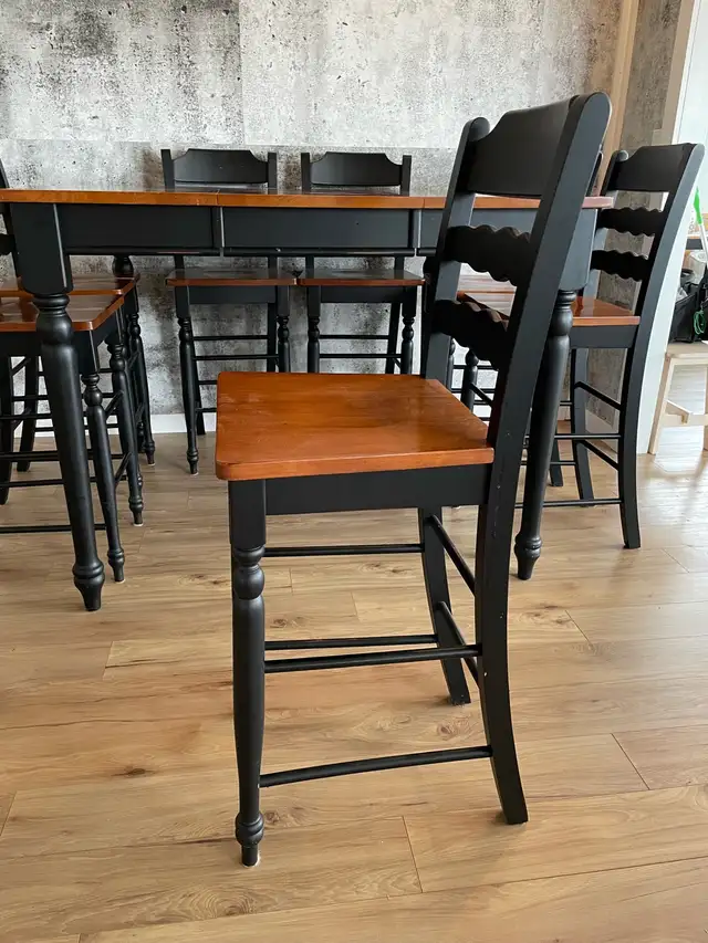 Bar Table with 8 chairs in Dining Tables & Sets in Cape Breton - Image 2