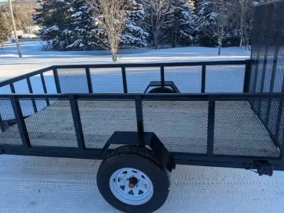 Remorque utilitaire robuste/ heavy duty trailer Pour travailler ou transport équipements Essieux rob...