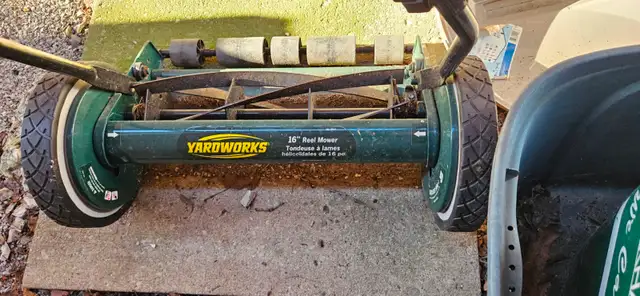 YARDWORKS 16" MANUAL REEL LAWN MOWER in Lawnmowers & Leaf Blowers in Markham / York Region - Image 2