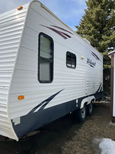19’ trailer. No slides. Single bunk over double bed. Sofa and dinette make up into beds. Air conditi...