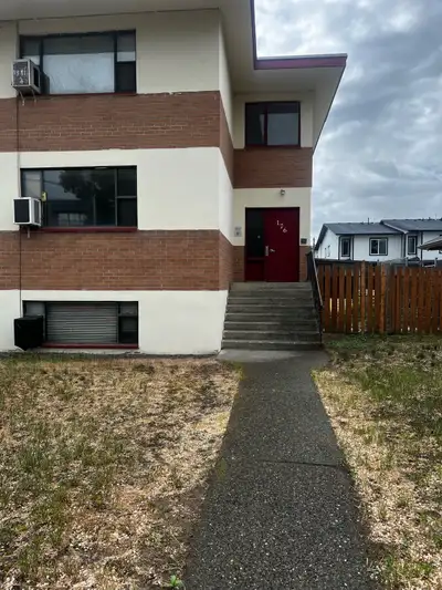 June 01 2 bedroom 1 bathroom apartment Walking distance to bus stop , bank & grocery store. No pet ,...