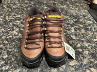 Women's 9.5 Dunham Waffle Stompers Never Worn!