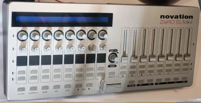 Novation ZeRO SL MkII Keyboard Controller MIDI controller in Pianos & Keyboards in City of Montréal - Image 3