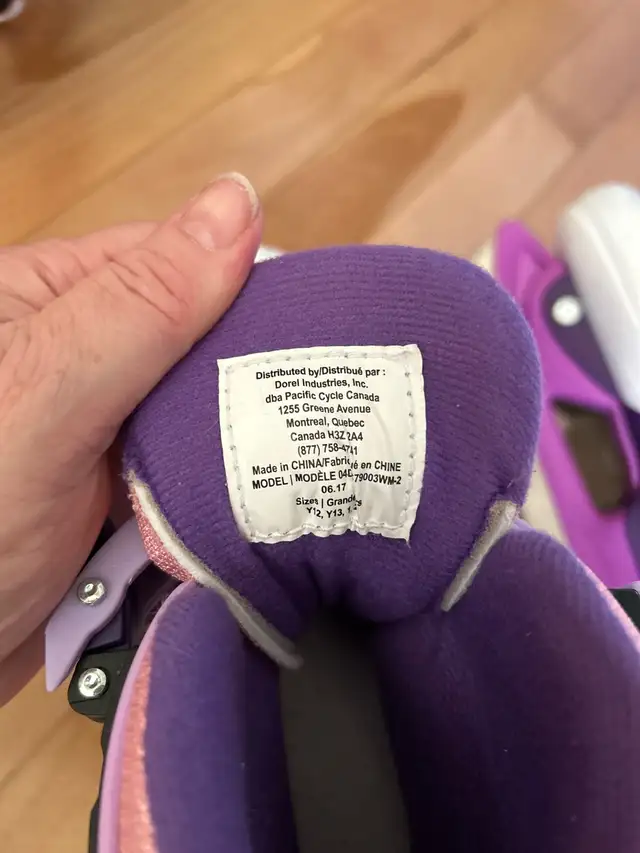 12y-2 adjustable skates and helmet in Skates & Blades in Ottawa - Image 8