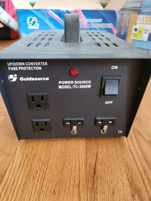 2-way 220/240v -110/120v voltage converter in General Electronics in City of Montréal - Image 2