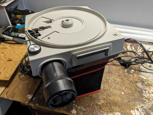 Kodak slide projector in Cameras & Camcorders in Barrie