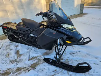 Excellent condition. Electric start, reverse, 146x15x1.6 Cobra track, heated grips & throttle plus o...