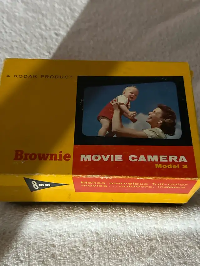 Kodak Brownie 8mm Movie Camera Model 2  in Cameras & Camcorders in Ottawa - Image 2