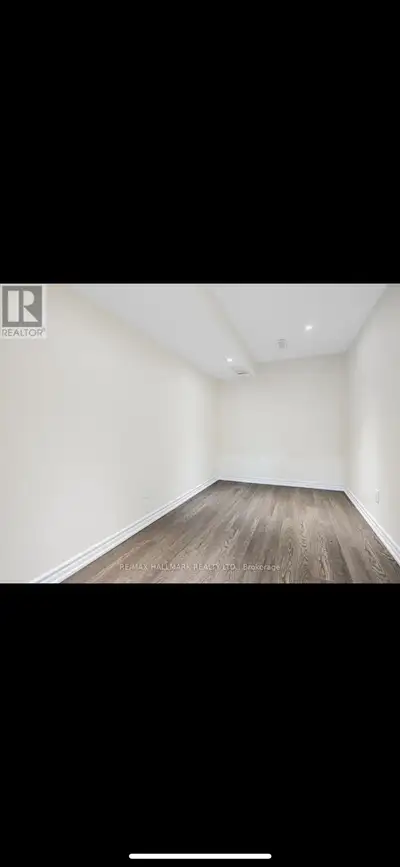 Basement of semi detached house Seprate entrance , kitchen, laundery, storage area, car parking, 30...