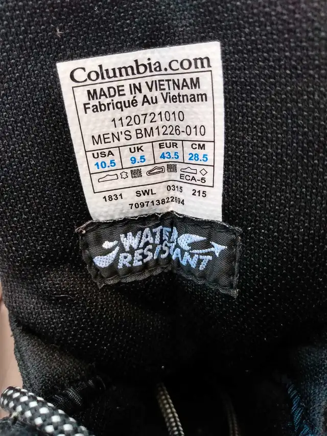men's snow boots-multiple pairs Columbia (size 10.5)  and Thins in Men's Shoes in Hamilton - Image 6