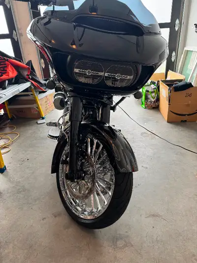 2017 Custom Harley Davidson Road Glide FLTRXS. This bike is absolutely mint and completely custom. C...