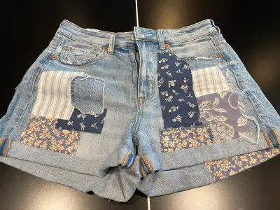 Short en denim American Eagle, taille 6 ans. NEUF jamais porté. Livraison possible dans le west-isla...