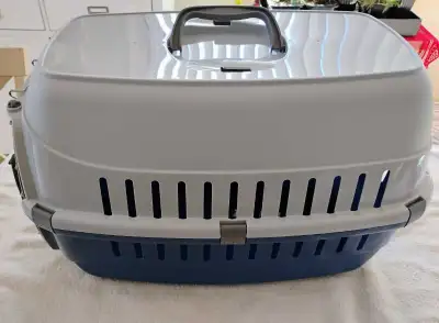 Une cage rigide neuve et un sac de transport pour chat. Pratiquement neufs. Aussi une tente et un ab...