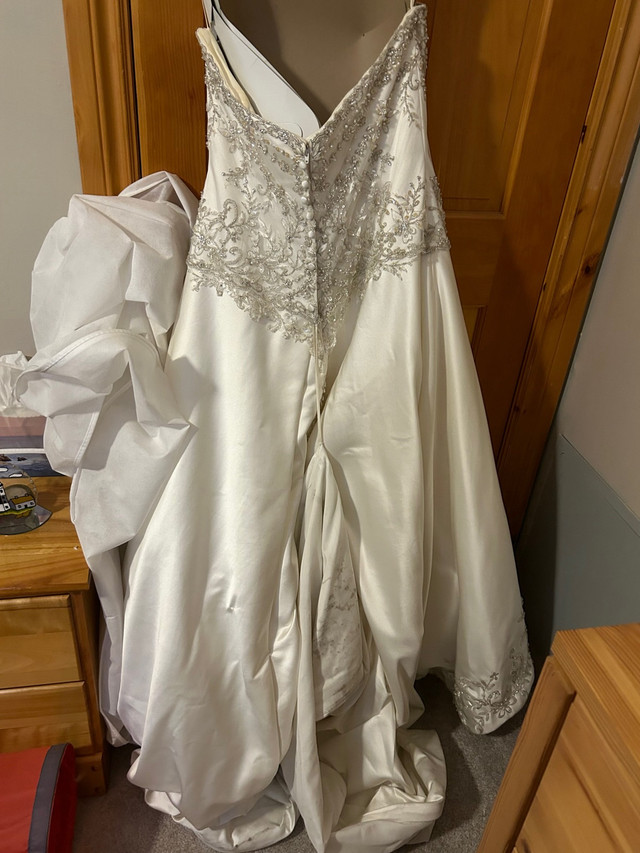 Wedding Dress in Wedding in Oakville / Halton Region - Image 3