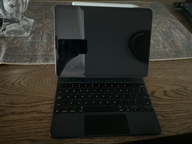 11” iPad Pro 2020 (2nd gen) with Magic Keyboard and Apple Pencil in iPads & Tablets in City of Toronto - Image 2