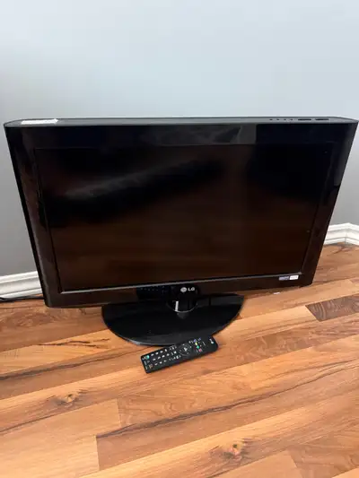 24 inch LG TV with remote, HDMI and power cable, in great condition