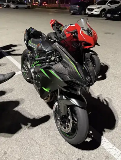 2022 Kawasaki H2 Carbon arguably the fastest street legal bike out there. 245hp brocks full exhaust,...