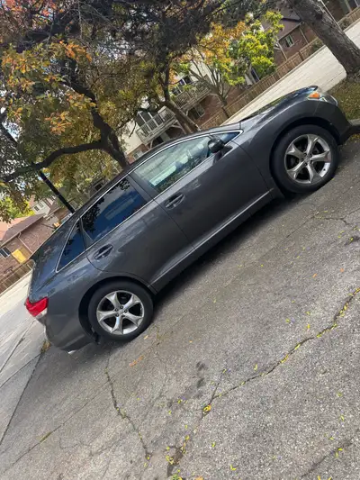 2011 Toyota venza v6, very clean in and out, base option.