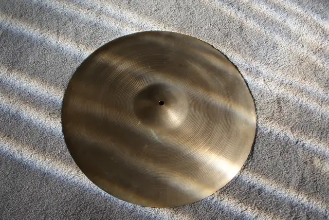 20" Zildjian Ride Cymbal in Drums & Percussion in Calgary - Image 3