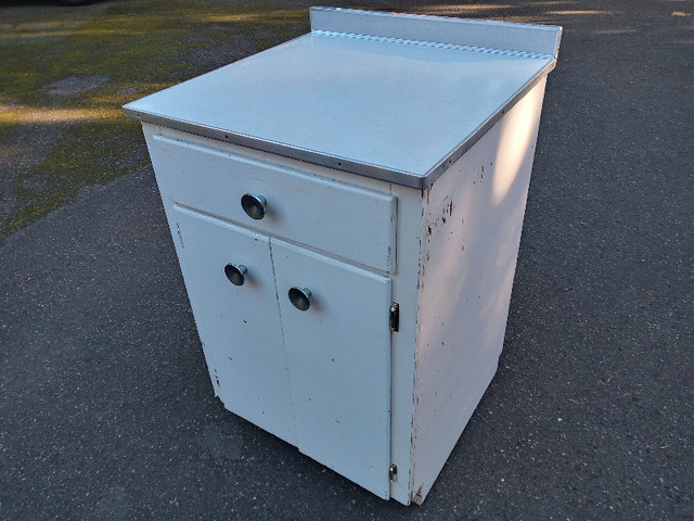 Vintage White Cabinet circa 1940 in Arts & Collectibles in Comox / Courtenay / Cumberland - Image 2