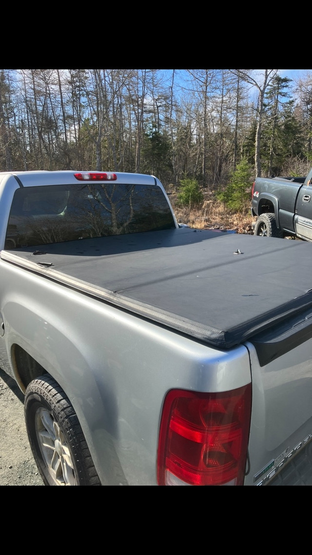Silverado/Sierra short box tonneau cover  in Other Parts & Accessories in Cole Harbour