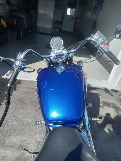 Honda shadow spirit vt1100 2004 en parfaite condition, très bas millage 30000KM Comme neuf avec tout...