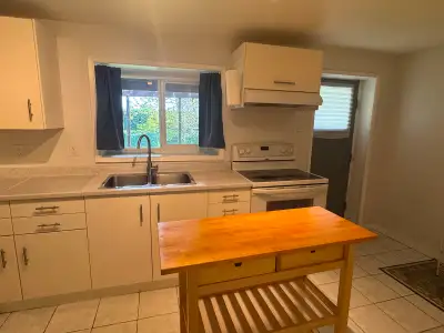 **Available Now – Spacious 3 Bed / 1 Bath Suite Near UVic (1400+ sq ft)** Bright and spacious **3 be...