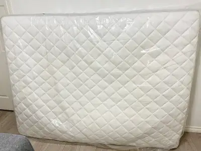Queen size mattress in good condition, it was in mattress cover while in use. Self pick up in Richmo...