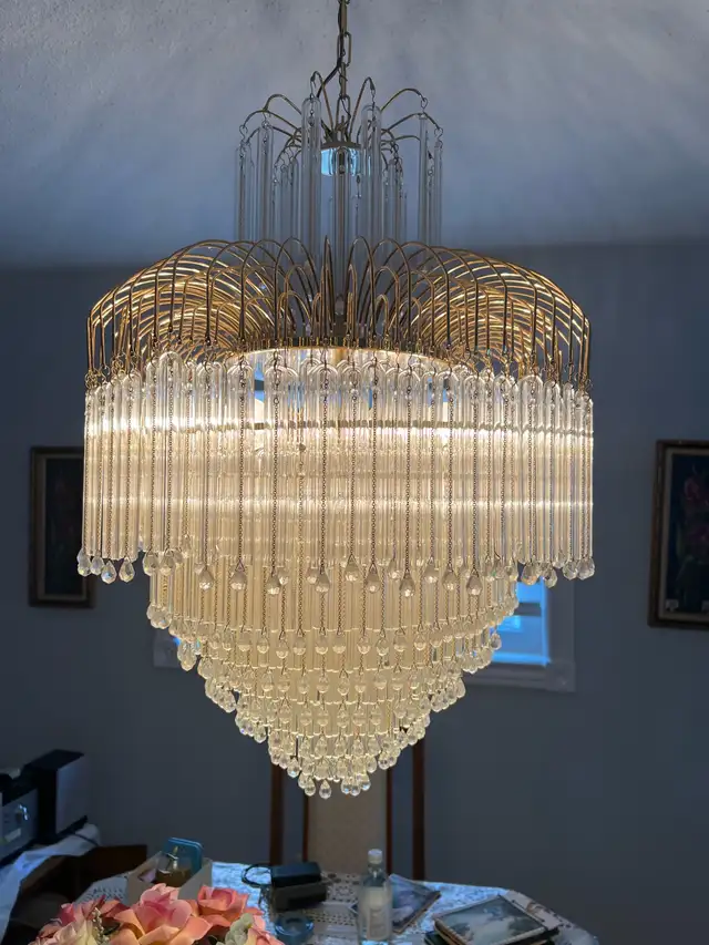Vintage Brass Crystal Chandelier in Indoor Lighting & Fans in Markham / York Region - Image 3