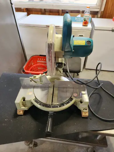 MAKITA 10-inch (15-Amp) Compound Miter Saw, View more