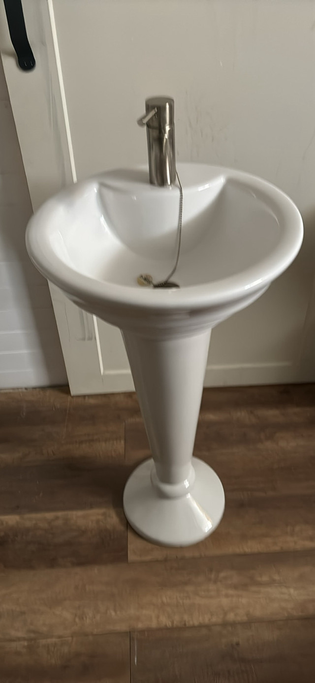 Lavabo sur pied idéal pour salle d’eau de couleur blanc  dans Articles pour la salle de bains  à Laval/Rive Nord