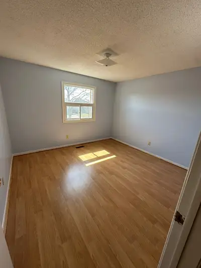 BRIGHT AND SPACIOUS ROOMS AVAILABLE FOR RENT IN HEART OF RICHMOND HILL ROOM FROM 775 TO 1100 PARKING...