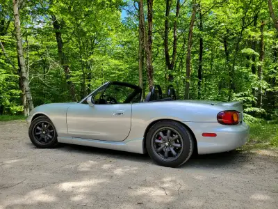 Mazda Miata Nb 2000 Manuelle 5 vitesses avec 202 700 km. Propriétaire méticuleux. Toujours bien entr...