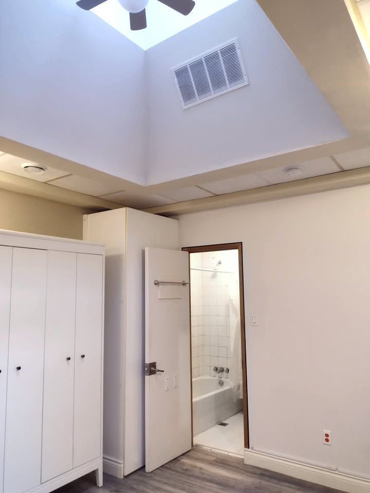 Bright 1 Bedroom – Upper Beaches – Utilities Included – 600 sqft 4