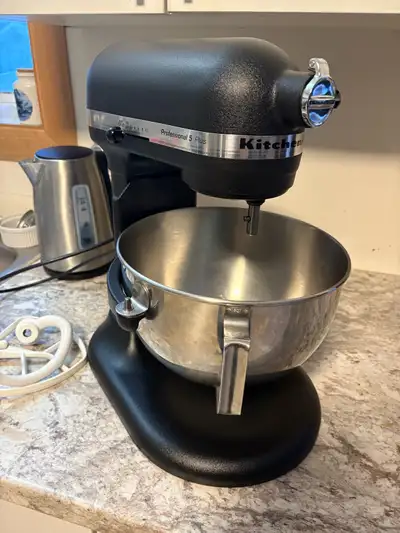 Selling my Kitchen aid professional 5 plus stand mixer in “cast iron” . Has 5qt bowl and bowl lifter...