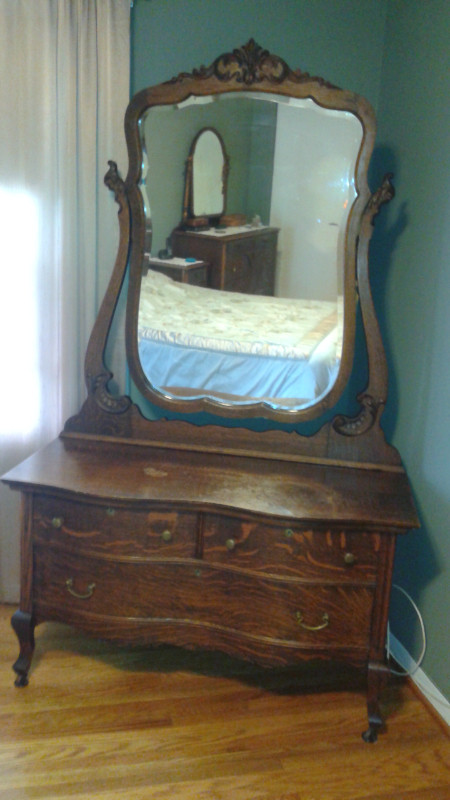 Antique Oak Dresser with mirror in Dressers & Wardrobes in Mississauga / Peel Region