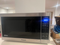 Panasonic 1.6 cft. NNSC73LS Family Size Genius 1200 W Microwave 
