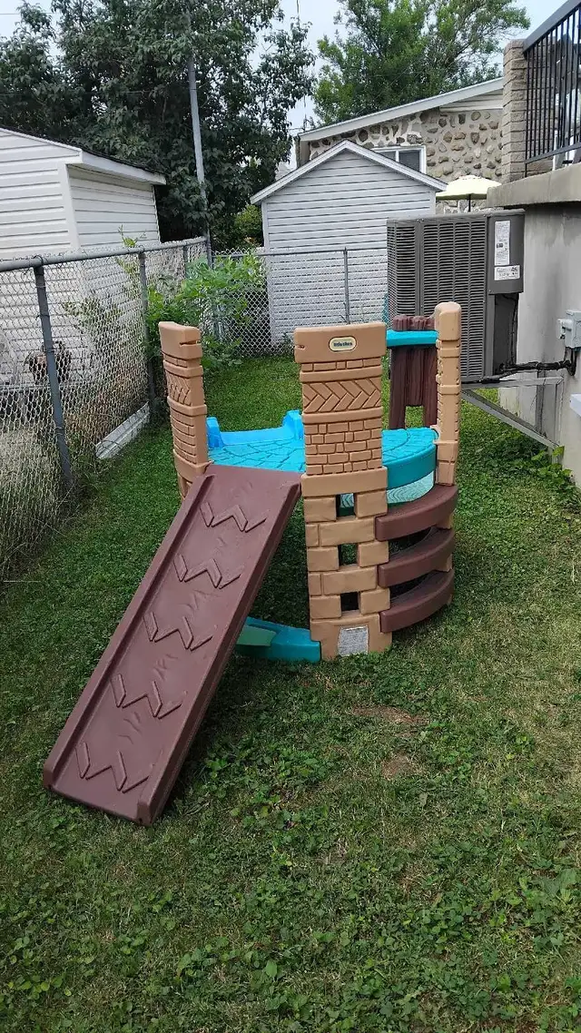 Outdoor Slide Structure in Toys & Games in City of Montréal - Image 3