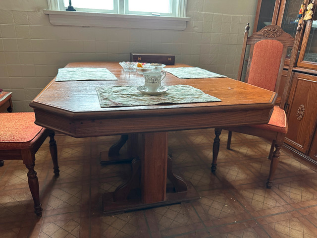 Dining table in Dining Tables & Sets in St. Catharines - Image 2