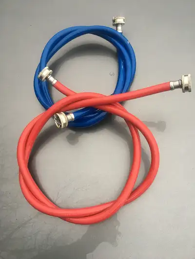 2 Tuyaux Boyaux pour laveuse a linge pour l'eau Chaude et l'eau Froide en bonne condition prête a êt...