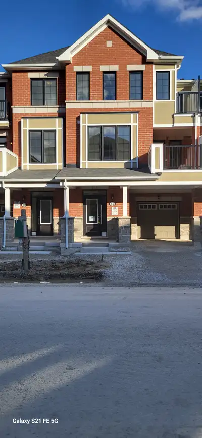 Beautiful 3 Bedroom, townhouse for lease. Starting from January 1st 2026. Excellent location-minutes...