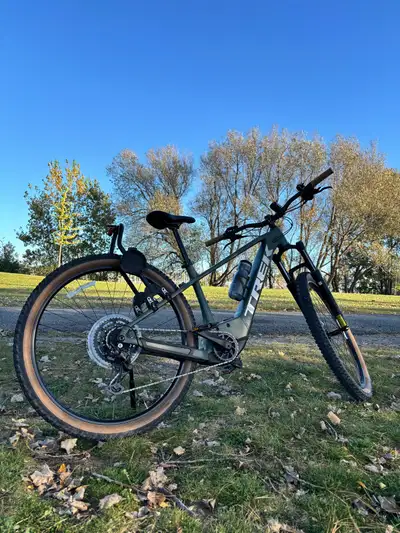 2026 Trek Marlin 6+ e-bike Medium Frame, View more