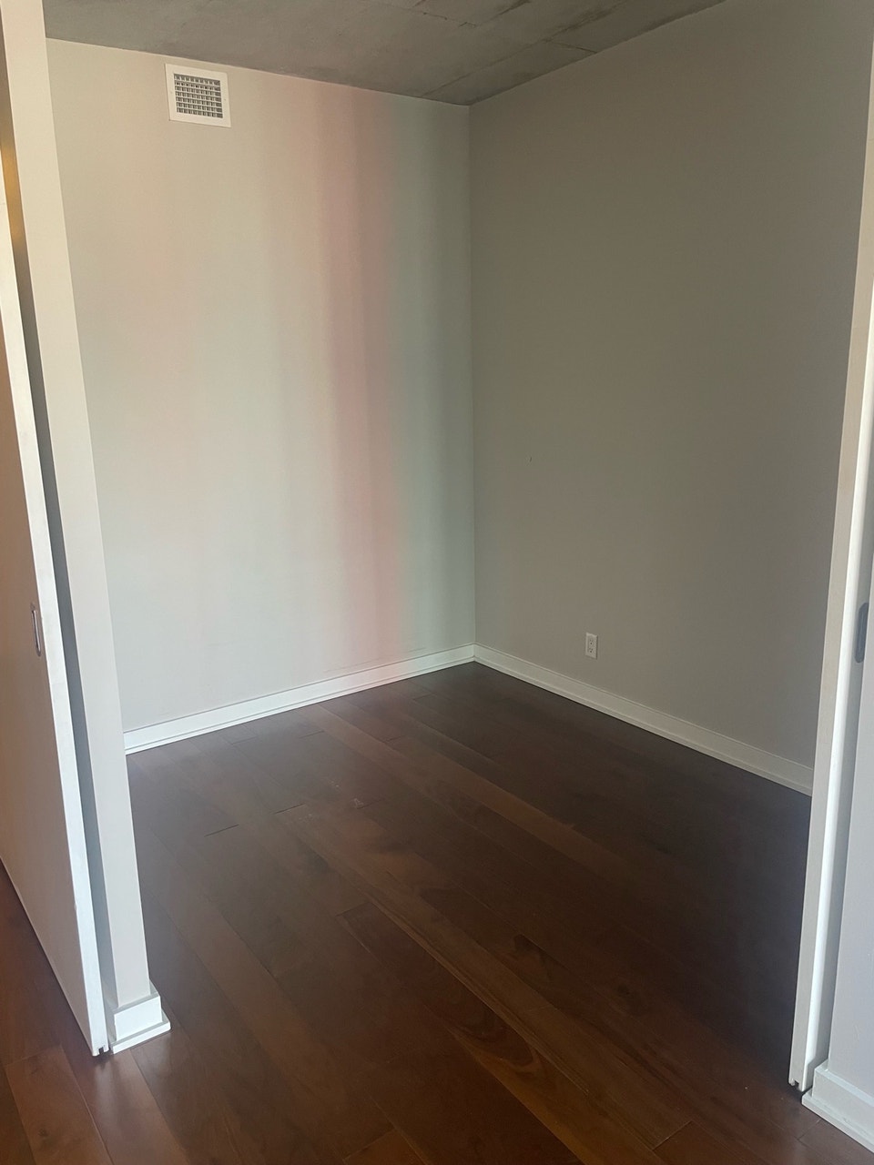 Dec 1 or sooner Bank/Laurier 1 Bed Downtown condo available now! 5