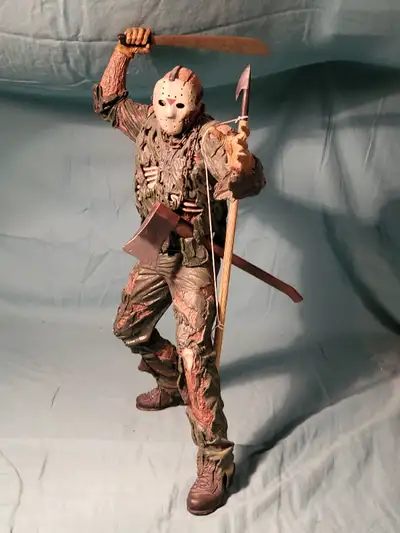 Avec son masque et les 3 armes. Dautre Neca disponible ds mes autres annonces. Il fait aussi des son...